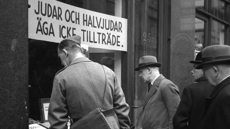 Einar Åbergs var en nazist uti fingerspetsarna. Han hade förbjudit judar att träda över tröskeln till sin bokhandel.  Det var hans judehets, som senare var  upphov till våg lag om HETS MOT FOLKGRUPP  (Lex  Åberg). Under 1950-talet  bröt han flera gånger mot ”sin egen lag” och  mot Tryckfrihetsförordningen. Han dömdes till fängelse två gånger och fick böta vid flera andra tillfällen.