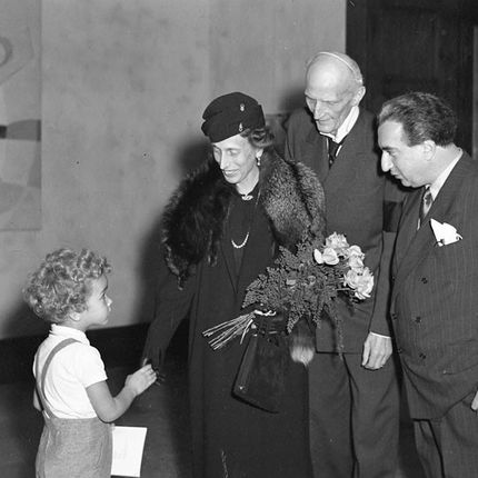Björn Grünewald hälsar på kronprinsessan Louise och prins Carl på Isaacs utställning på Liljevalchs 1944..