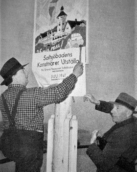 Isaac Grünewald Grünewald och Oskar Bergman spikar upp en affisch inför en utställning av traktens målare i Grands restaurang.1941.
