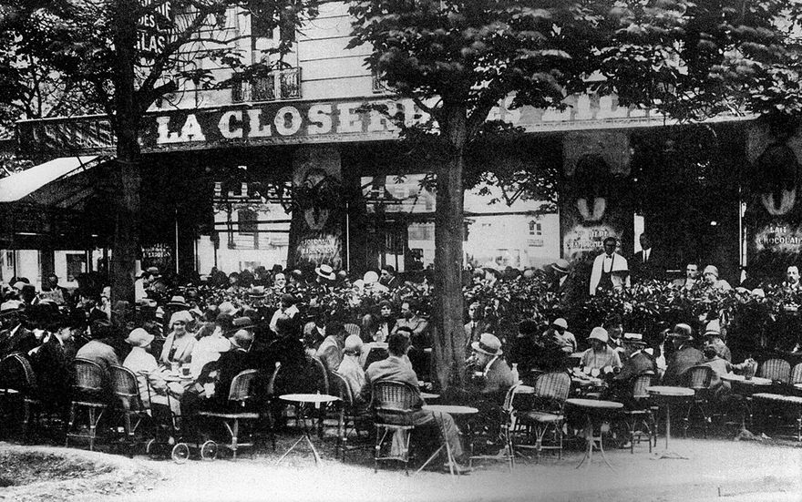 La Closerie de Lilas var ett obetydligt lantcafé, som blev ett populärt ställe för den kosmopolitiska kultureliten. Här kunde man genom åren träffa på storheter som Oscar Wilde, Henry Miller, Ernest Hemingway, August Strindberg och Emile Zola.