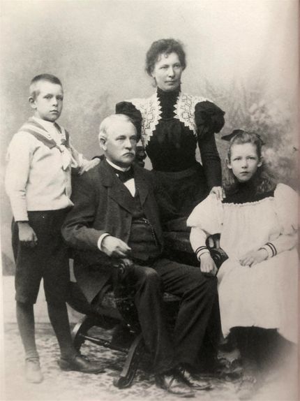 Familjen Hjertén i med sonen Gustaf, fadern Svante, styvmodern Tora och dottern Sigrid.
