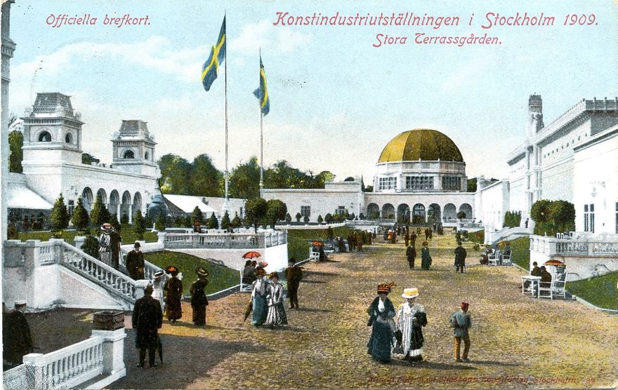På den  Konstindustriella utställningen i Stockholm 1909 ställde Sigrid Hjertén ut ett antal av sina textila alster.