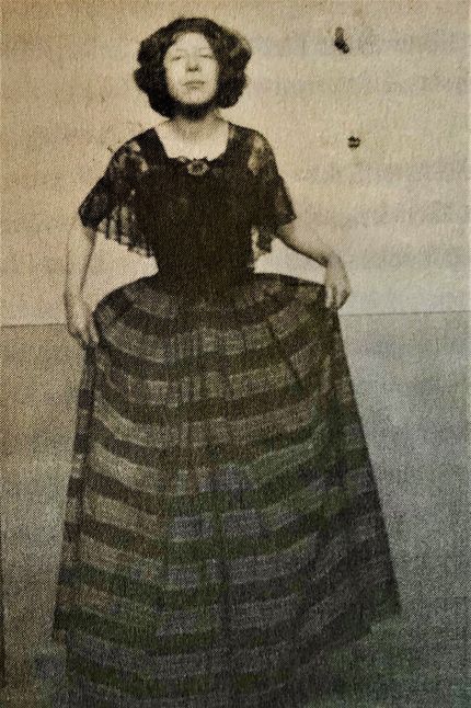 Sigrid som modell på Högre konstindustriella skolan 1908.