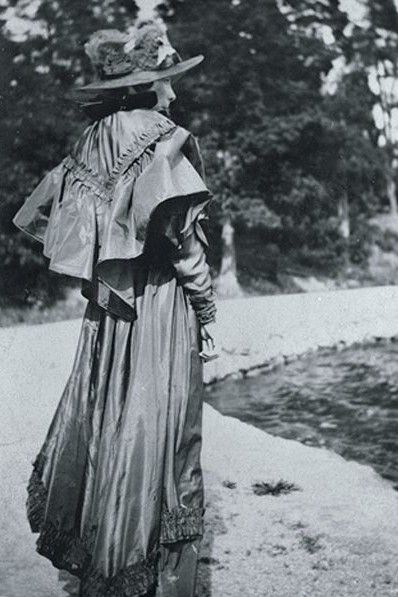 Sigrid var föruom sin målning betagen av fashion och design. Hon ritade och sydde sina egna kläder efter den tidens moderiktningar.