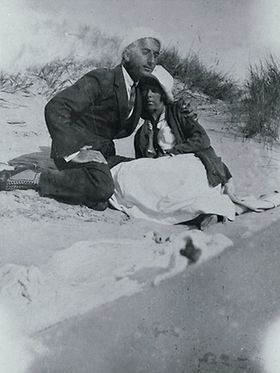 Isaac och Sigrid på stranden på Fanø i Danmark, 1918.