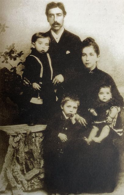 Familjen Grünwald - pappa Bärnhard med sonen Isaac och mamma Sofia med den äldre brodern Gabriel och lillasystern Anna.