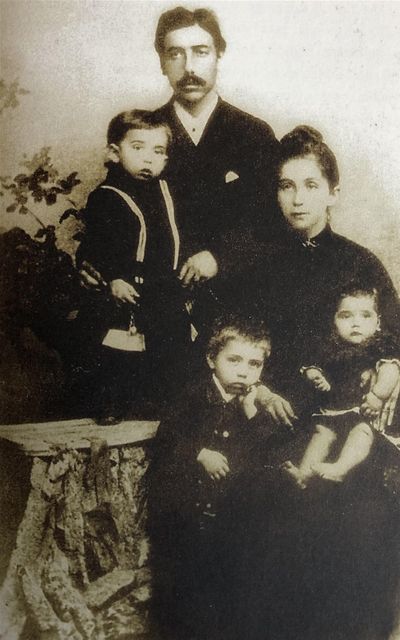 Familjen Grünwald - pappa Bärnhard med sonen Isaac och mamma Sofia med den äldre brodern Gabriel och lillasystern Anna.