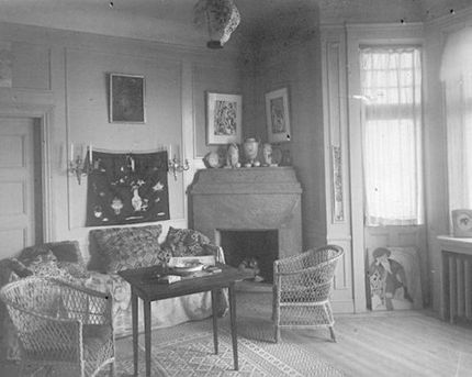 Interiör från familjen Sigrid Hjertén och Isaac Grünewalds bostad på Katarinavägen 13 A, Stockholm, 1910-talets slut.