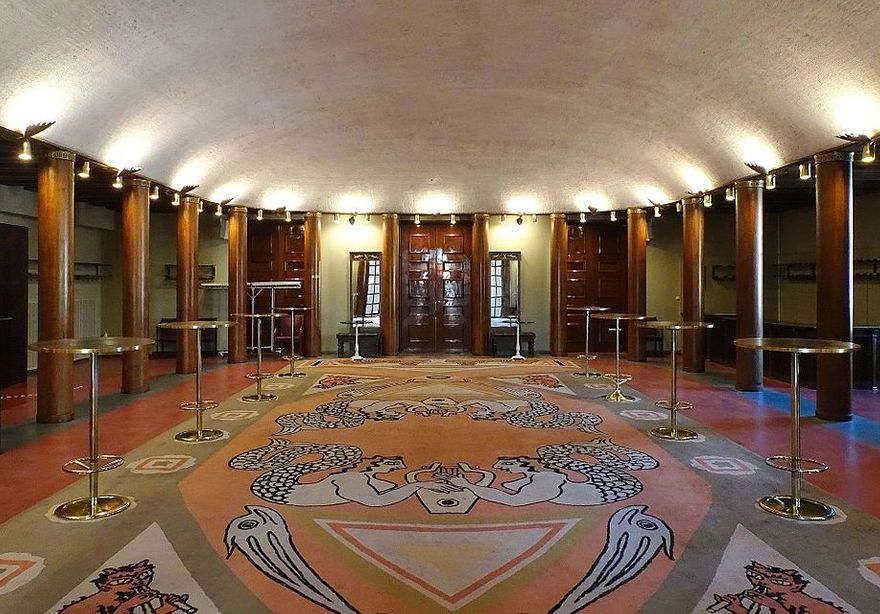 Isaac designade också den stora mattan (76 m²) i Grünewaldsalens foajé. Motivet är inspirerat av Kretas minoiska kultur.
