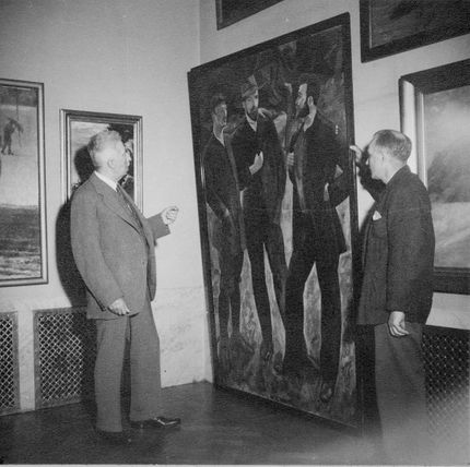 Prins Eugen i Galleriet på Waldemarsudde framför Grünewalds målning som köptes in av Eugen 1935.