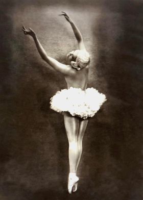 Carina Ari var en av de hyllade dansarna i Les Ballets Suédois. Hon blev också känd som koreograf, danspedagog och skulptör.