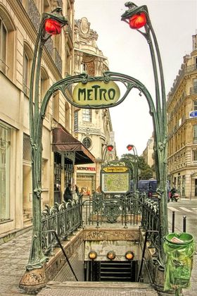 Paris Metro togs i bruk redan år 1900. En underjordisk transportmedel som väckte både Sigrids och Isaacs förundran.